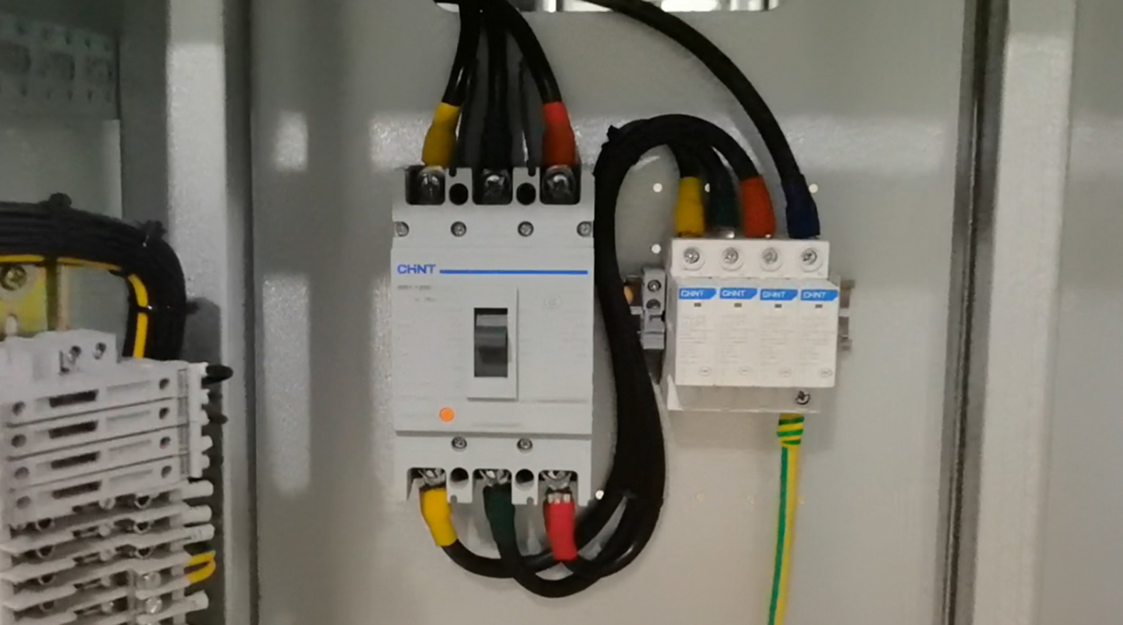 Molded case circuit breaker (MCCB)